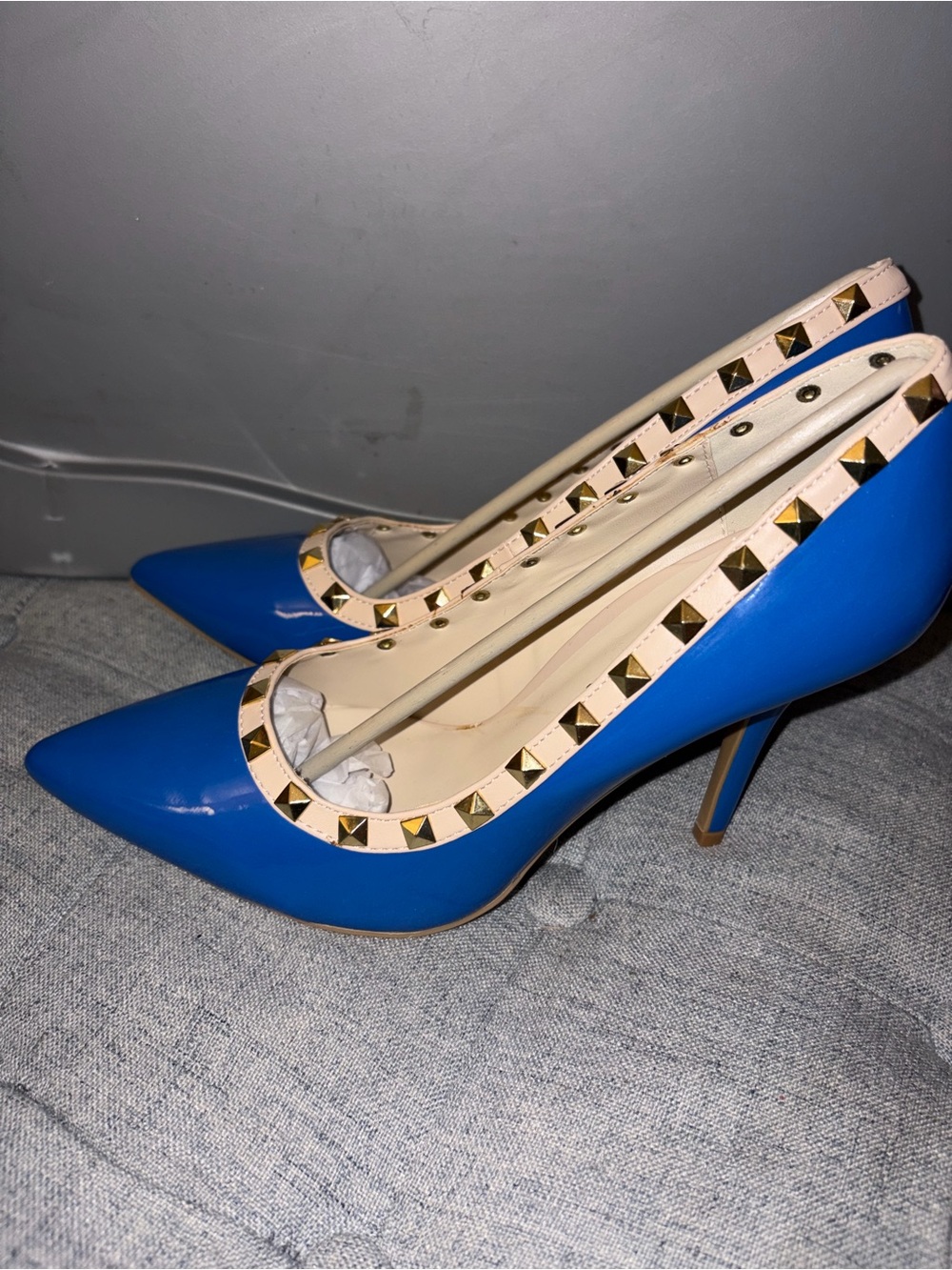 Wild Diva Blue Pointed-Toe Pumps with Cream Trim and Gold Studs
